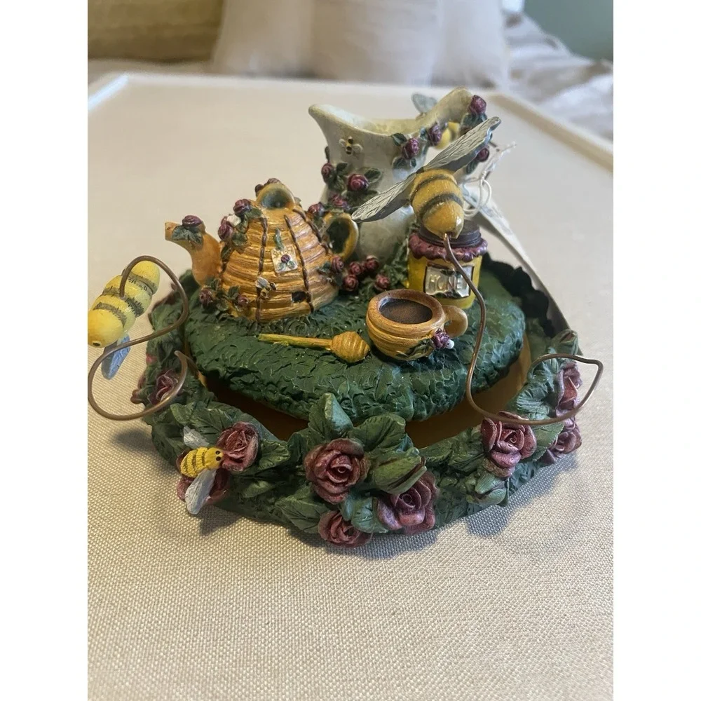 Kathy Hatch‎ Cottagecore Flying Bees Honey Jar Topper w/ Base Cute! Flowers